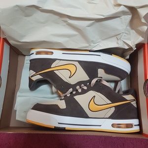 Nike Air Sellwood size 6 kids.